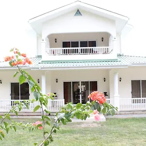 https://julies-holiday-home.maheislandhotels.com